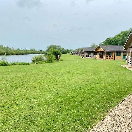 Tufty Lodge, Lake Pochard Lodge 9 South Cerney Exterior photo