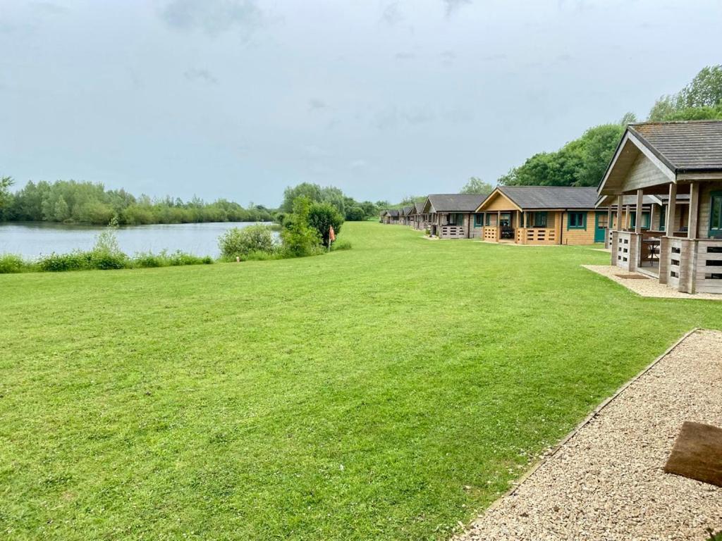 Tufty Lodge, Lake Pochard Lodge 9 South Cerney Exterior photo